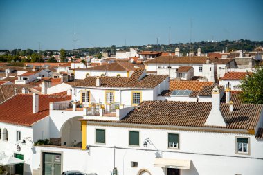 Portekiz, Alentejo 'daki eski şehir Evora' nın manzarası. Portekiz, Evora, Ekim 2021