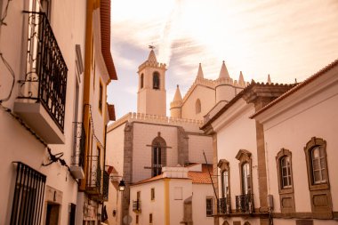 Portekiz 'in Alentejo kentindeki Evora şehrindeki St. Francis Kilisesi veya Igreja de Sao Francisco. Portekiz, Evora, Ekim 2021