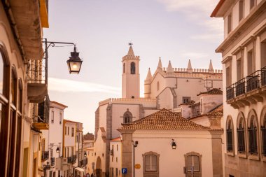 Portekiz 'in Alentejo kentindeki Evora şehrindeki St. Francis Kilisesi veya Igreja de Sao Francisco. Portekiz, Evora, Ekim 2021