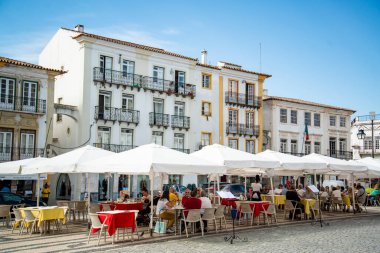 Portekiz 'in Alentejo kentindeki Evora şehrindeki Parca do Giraldo Meydanı. Portekiz, Evora, Ekim 2021