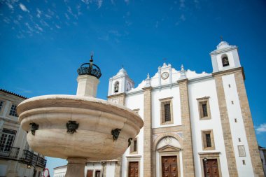 Portekiz 'in Alentejo kentindeki Evora şehrindeki Parca do Giraldo Meydanı' ndaki igreja de Santo Antao 'da. Portekiz, Evora, Ekim 2021