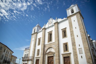 Portekiz 'in Alentejo kentindeki Evora şehrindeki Parca do Giraldo Meydanı' ndaki igreja de Santo Antao 'da. Portekiz, Evora, Ekim 2021
