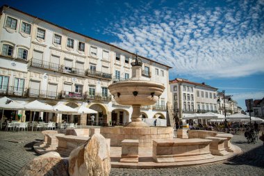 Portekiz 'in Alentejo kentindeki Evora şehrindeki Parca do Giraldo Meydanı. Portekiz, Evora, Ekim 2021