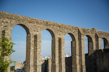 Aqueduto da Agua de Prata Portekiz 'in Alentejo kentindeki Evora şehrinde. Portekiz, Evora, Ekim 2021