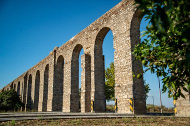 Aqueduto da Agua de Prata Portekiz 'in Alentejo kentindeki Evora şehrinde. Portekiz, Evora, Ekim 2021
