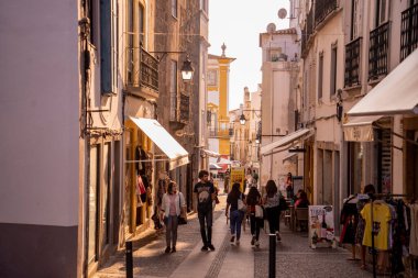 Portekiz 'in Alentejo kentindeki Evora şehrinde küçük bir ara sokak. Portekiz, Evora, Ekim 2021