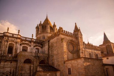Portekiz 'in Alentejo kentindeki Evora şehrindeki Evero Katedrali veya Se ve Manastırı. Portekiz, Evora, Ekim 2021