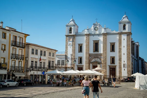 ポルトガルのアレッホの旧市街エヴォラにあるParca Giraldo SquareのIgreja Santo Antao ポルトガル エヴォラ 2021年10月 — ストック写真