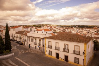 Portekiz, Alentejo 'daki eski şehir Evora' nın manzarası. Portekiz, Evora, Ekim 2021