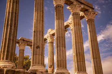 Portekiz 'in Alentejo kentindeki Evora şehrindeki Largo do Conde de Vila Flor' daki Templo de Diana ya da Templo Romana. Portekiz, Evora, Ekim 2021
