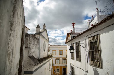 Portekiz 'in Alentejo kentindeki Evora şehrinde küçük bir ara sokak. Portekiz, Evora, Ekim 2021