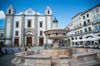 Portekiz 'in Alentejo kentindeki Evora şehrindeki Parca do Giraldo Meydanı' ndaki igreja de Santo Antao 'da. Portekiz, Evora, Ekim 2021