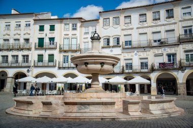 Portekiz 'in Alentejo kentindeki Evora şehrindeki Parca do Giraldo Meydanı' ndaki yazı tipi. Portekiz, Evora, Ekim 2021