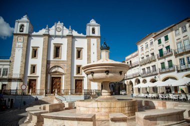 Portekiz 'in Alentejo kentindeki Evora şehrindeki Parca do Giraldo Meydanı' ndaki igreja de Santo Antao 'da. Portekiz, Evora, Ekim 2021