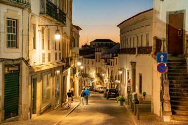 Portekiz 'in Alentejo kentindeki Evora şehrinde küçük bir ara sokak. Portekiz, Evora, Ekim 2021