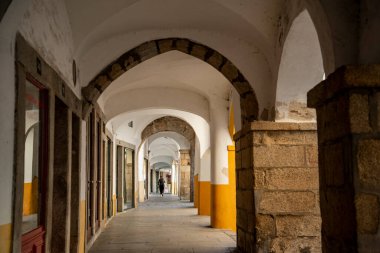 Portekiz 'in Alentejo kentindeki Evora şehrinde küçük bir ara sokak. Portekiz, Evora, Ekim 2021