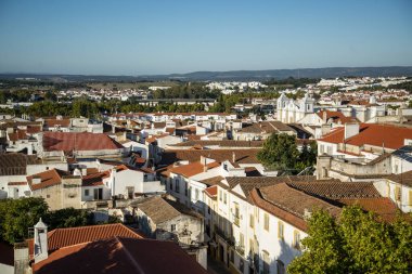 Portekiz, Alentejo 'daki eski şehir Evora' nın manzarası. Portekiz, Evora, Ekim 2021