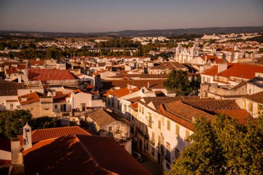 Portekiz, Alentejo 'daki eski şehir Evora' nın manzarası. Portekiz, Evora, Ekim 2021