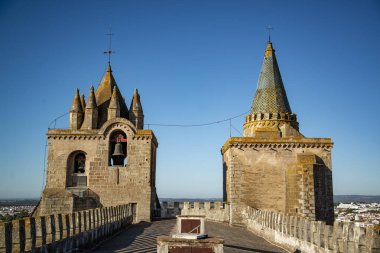 Portekiz 'in Alentejo kentindeki Evora şehrindeki Katedral ya da Evero Katedrali' nin çatısında. Portekiz, Evora, Ekim 2021