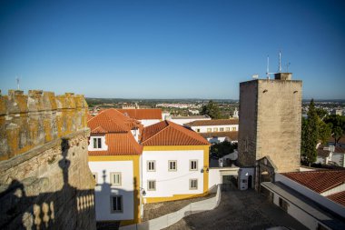 Portekiz, Alentejo 'daki eski şehir Evora' nın manzarası. Portekiz, Evora, Ekim 2021