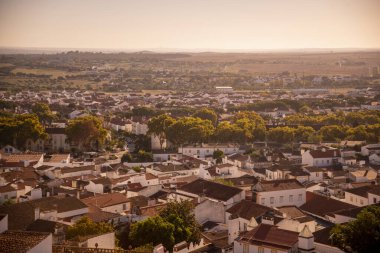 Portekiz, Alentejo 'daki eski şehir Evora' nın manzarası. Portekiz, Evora, Ekim 2021