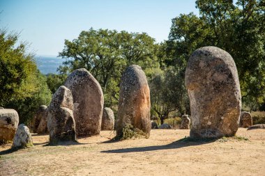 Portekiz 'in Alentejo kenti Evora yakınlarındaki Almendres' de Ebora Megalithica ve Cromlech of Almendres. Portekiz, Evora, Ekim 2021