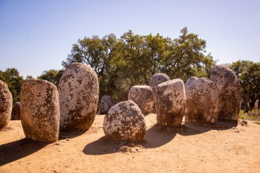 Portekiz 'in Alentejo kenti Evora yakınlarındaki Almendres' de Ebora Megalithica ve Cromlech of Almendres. Portekiz, Evora, Ekim 2021