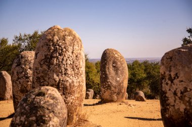 Portekiz 'in Alentejo kenti Evora yakınlarındaki Almendres' de Ebora Megalithica ve Cromlech of Almendres. Portekiz, Evora, Ekim 2021