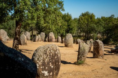 Portekiz 'in Alentejo kenti Evora yakınlarındaki Almendres' de Ebora Megalithica ve Cromlech of Almendres. Portekiz, Evora, Ekim 2021