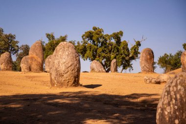 Portekiz 'in Alentejo kenti Evora yakınlarındaki Almendres' de Ebora Megalithica ve Cromlech of Almendres. Portekiz, Evora, Ekim 2021