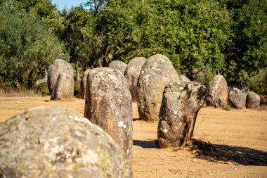 Portekiz 'in Alentejo kenti Evora yakınlarındaki Almendres' de Ebora Megalithica ve Cromlech of Almendres. Portekiz, Evora, Ekim 2021
