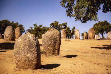 Portekiz 'in Alentejo kenti Evora yakınlarındaki Almendres' de Ebora Megalithica ve Cromlech of Almendres. Portekiz, Evora, Ekim 2021