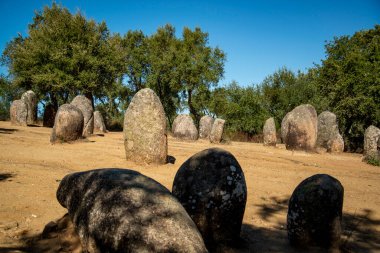 Portekiz 'in Alentejo kenti Evora yakınlarındaki Almendres' de Ebora Megalithica ve Cromlech of Almendres. Portekiz, Evora, Ekim 2021