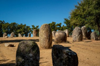 Portekiz 'in Alentejo kenti Evora yakınlarındaki Almendres' de Ebora Megalithica ve Cromlech of Almendres. Portekiz, Evora, Ekim 2021