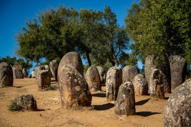 Portekiz 'in Alentejo kenti Evora yakınlarındaki Almendres' de Ebora Megalithica ve Cromlech of Almendres. Portekiz, Evora, Ekim 2021
