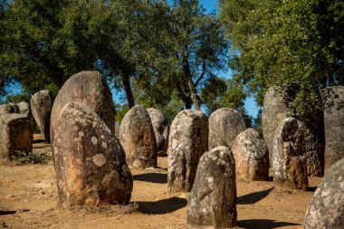 Portekiz 'in Alentejo kenti Evora yakınlarındaki Almendres' de Ebora Megalithica ve Cromlech of Almendres. Portekiz, Evora, Ekim 2021