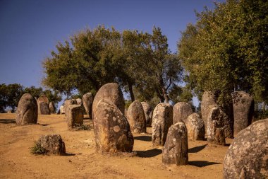 Portekiz 'in Alentejo kenti Evora yakınlarındaki Almendres' de Ebora Megalithica ve Cromlech of Almendres. Portekiz, Evora, Ekim 2021