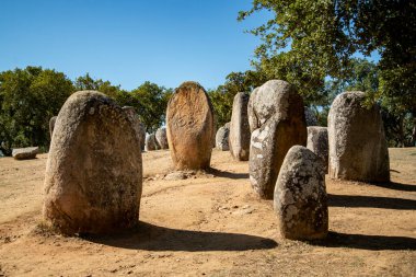 Portekiz 'in Alentejo kenti Evora yakınlarındaki Almendres' de Ebora Megalithica ve Cromlech of Almendres. Portekiz, Evora, Ekim 2021