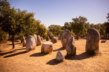 Portekiz 'in Alentejo kenti Evora yakınlarındaki Almendres' de Ebora Megalithica ve Cromlech of Almendres. Portekiz, Evora, Ekim 2021