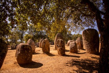Portekiz 'in Alentejo kenti Evora yakınlarındaki Almendres' de Ebora Megalithica ve Cromlech of Almendres. Portekiz, Evora, Ekim 2021
