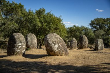 Portekiz 'in Alentejo kenti Evora yakınlarındaki Almendres' de Ebora Megalithica ve Cromlech of Almendres. Portekiz, Evora, Ekim 2021