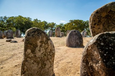 Portekiz 'in Alentejo kenti Evora yakınlarındaki Almendres' de Ebora Megalithica ve Cromlech of Almendres. Portekiz, Evora, Ekim 2021