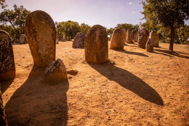 Portekiz 'in Alentejo kenti Evora yakınlarındaki Almendres' de Ebora Megalithica ve Cromlech of Almendres. Portekiz, Evora, Ekim 2021