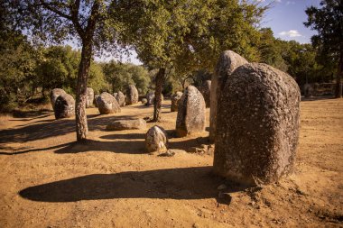 Portekiz 'in Alentejo kenti Evora yakınlarındaki Almendres' de Ebora Megalithica ve Cromlech of Almendres. Portekiz, Evora, Ekim 2021