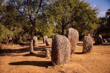 Portekiz 'in Alentejo kenti Evora yakınlarındaki Almendres' de Ebora Megalithica ve Cromlech of Almendres. Portekiz, Evora, Ekim 2021