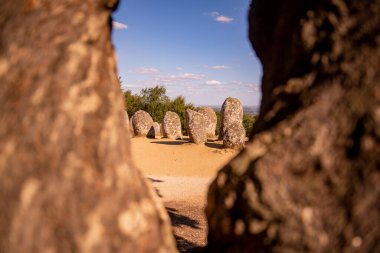 Portekiz 'in Alentejo kenti Evora yakınlarındaki Almendres' de Ebora Megalithica ve Cromlech of Almendres. Portekiz, Evora, Ekim 2021