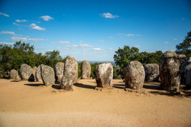 Portekiz 'in Alentejo kenti Evora yakınlarındaki Almendres' de Ebora Megalithica ve Cromlech of Almendres. Portekiz, Evora, Ekim 2021