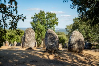 Portekiz 'in Alentejo kenti Evora yakınlarındaki Almendres' de Ebora Megalithica ve Cromlech of Almendres. Portekiz, Evora, Ekim 2021