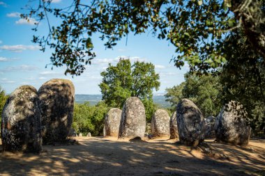 Portekiz 'in Alentejo kenti Evora yakınlarındaki Almendres' de Ebora Megalithica ve Cromlech of Almendres. Portekiz, Evora, Ekim 2021