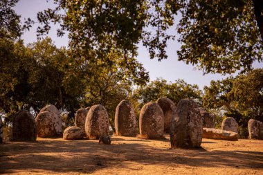 Portekiz 'in Alentejo kenti Evora yakınlarındaki Almendres' de Ebora Megalithica ve Cromlech of Almendres. Portekiz, Evora, Ekim 2021